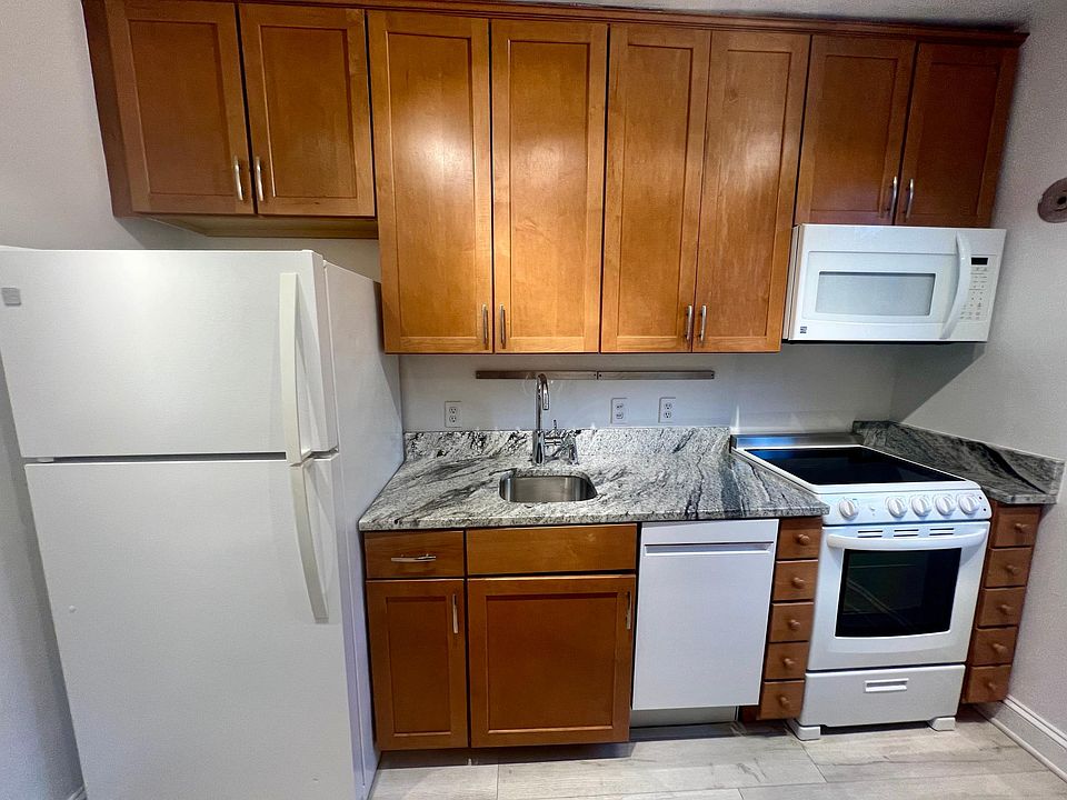 1st image of 7 E Glebe Rd APT C