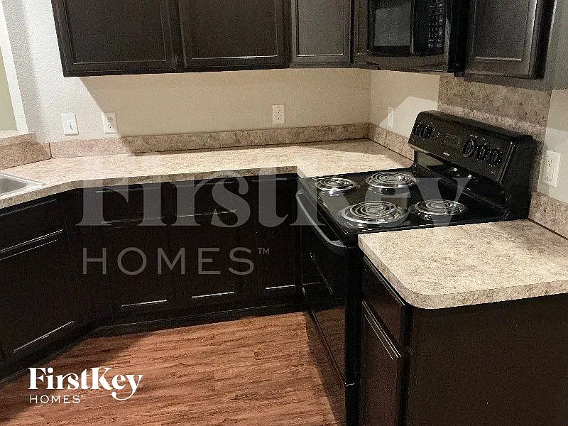 4 bed, 2.0 bath, 1701 sqft, $2,870 — Photo 4