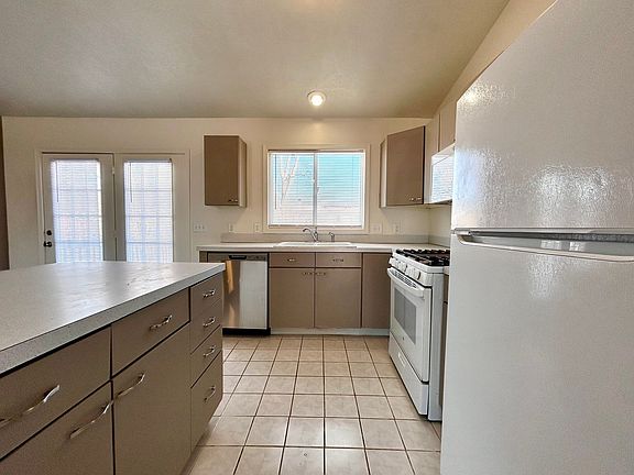 3rd image of 4640 Crosswinds Dr SE