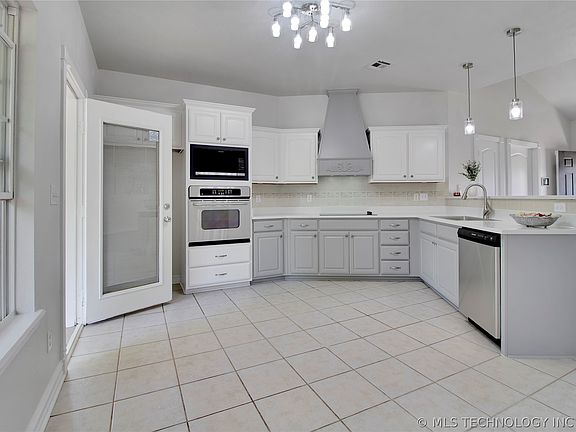 5th image of 2602 SW Wolf Run Dr