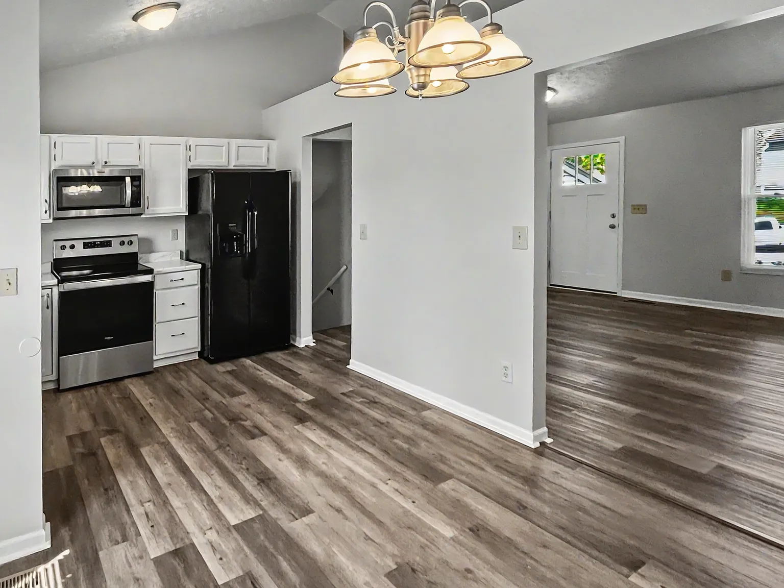 3 bed, 1.5 bath, 1388 sqft, $1,995 — Photo 3