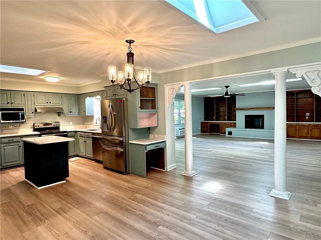 4 bed, 3.0 bath, 2850 sqft, $2,850 — Photo 3