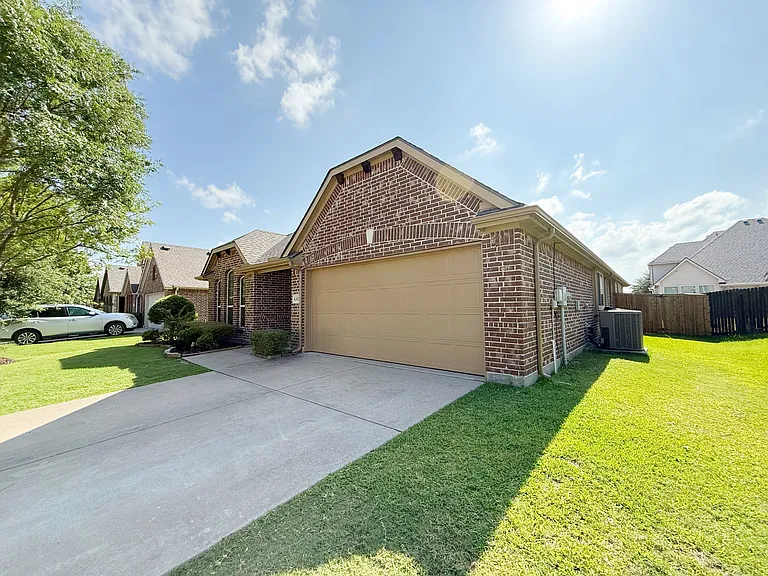 4303 Oak Bluff Dr — Photo 4