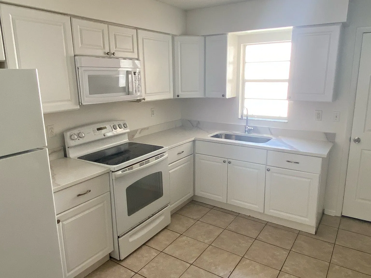 1050 Indiana Ave — Photo 2