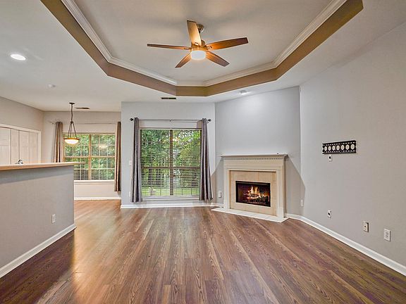 5th image of 560 Summit Cir