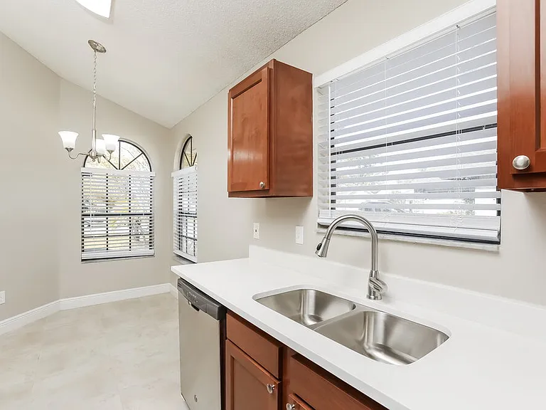 173 Lakeside Cir — Photo 6