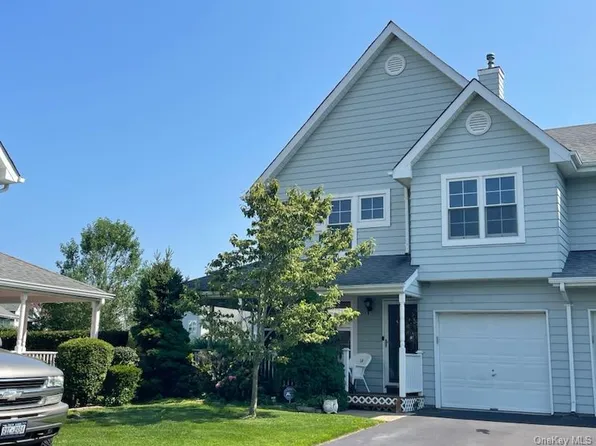 9 Summerfield Circle #9, Central Islip, NY 11722