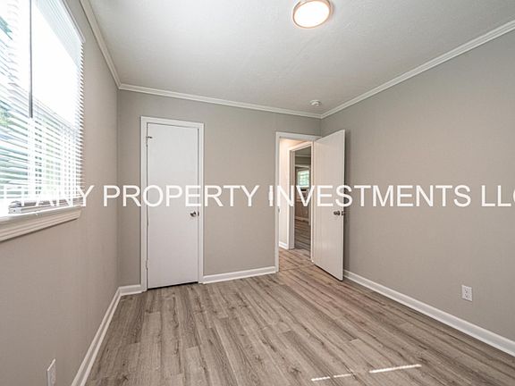 4th image of 184 Mill St