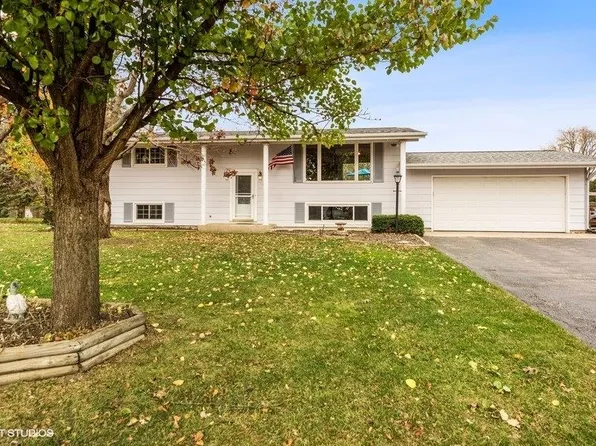 5006 Meadowlark Ct, Crystal Lake, IL 60012