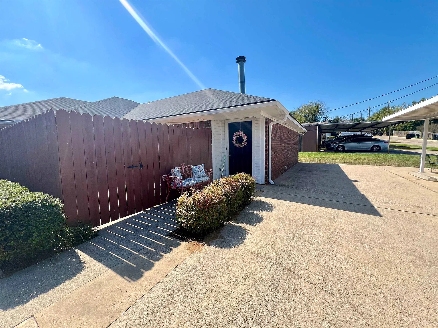 2 bed, 2.0 bath, 1200 sqft, $1,300 — Photo 1