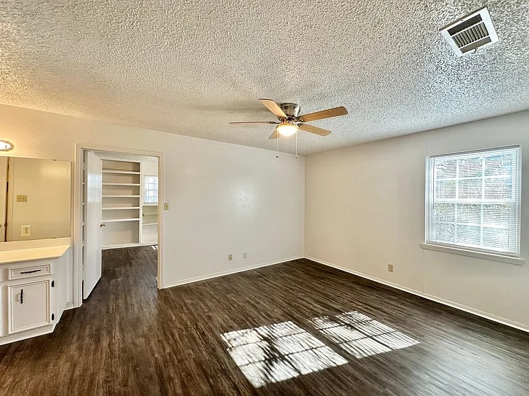1501 Farhills Dr — Photo 32