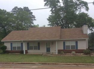 300 Seminole Cir, Coosada, AL 36020