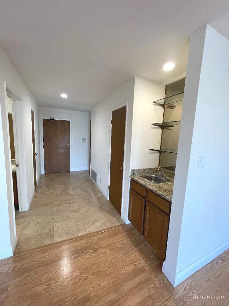 Top floor 2 bedroom apt with private deck, views, parking! — Photo 4