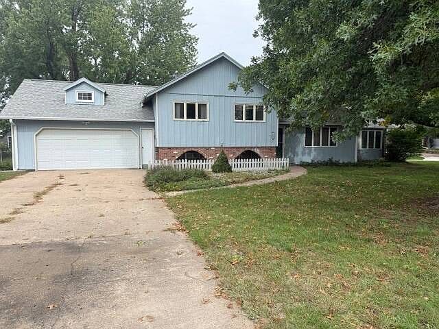 1st image of 902 E Hynes Ave
