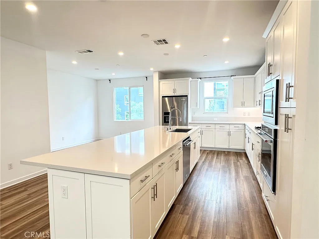 4 bed, 3.5 bath, 2219 sqft, $5,500 — Photo 4