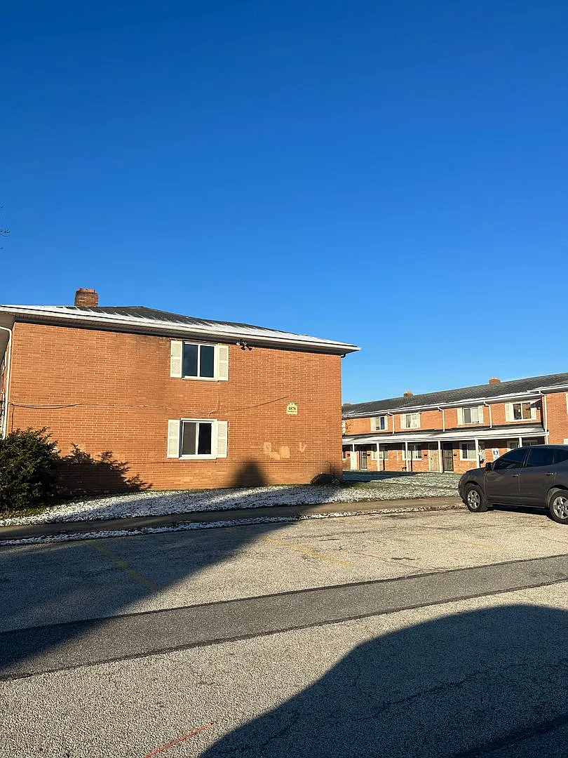 4878 Banbury Ct APT 8 photo 1
