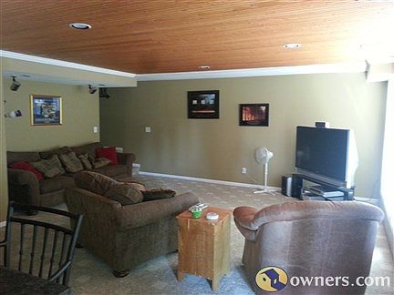 Basement family room w/walkout