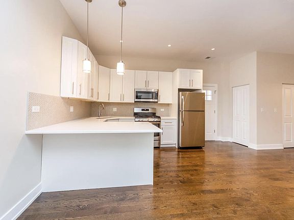 3rd image of 425 W Saint James Pl APT 3R