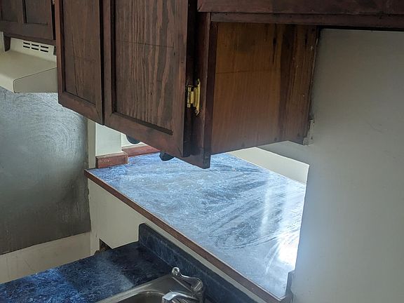 2nd image of 1528 W Erie Ave #6