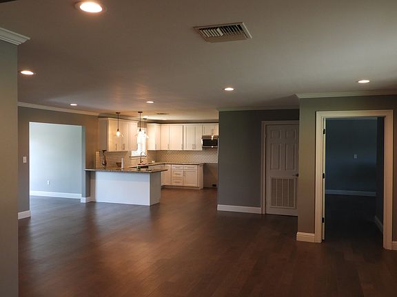 4th image of 2609 Hemlock St