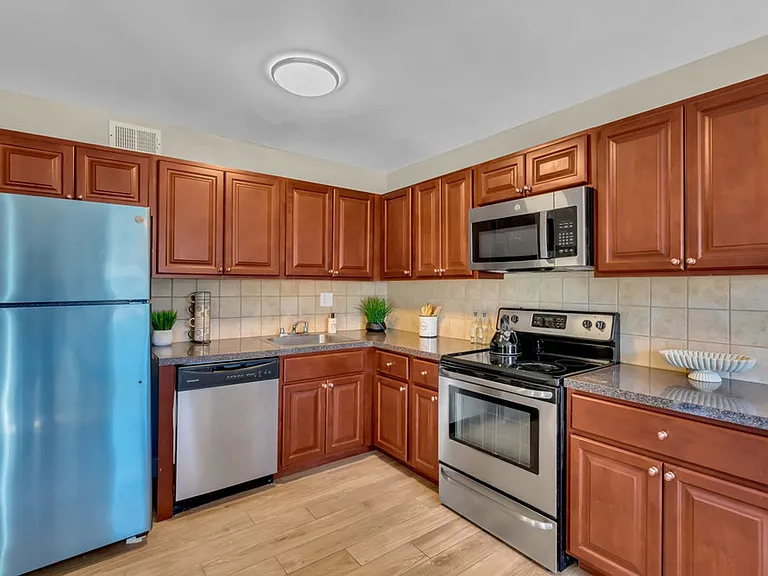 Chateau Apartments — Photo 26