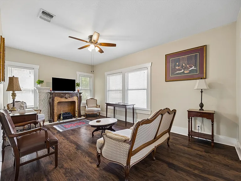 842 E Guenther St #2 — Photo 5