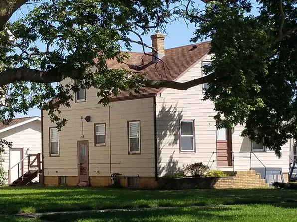 810 Douglas Ave, Yankton, SD 57078