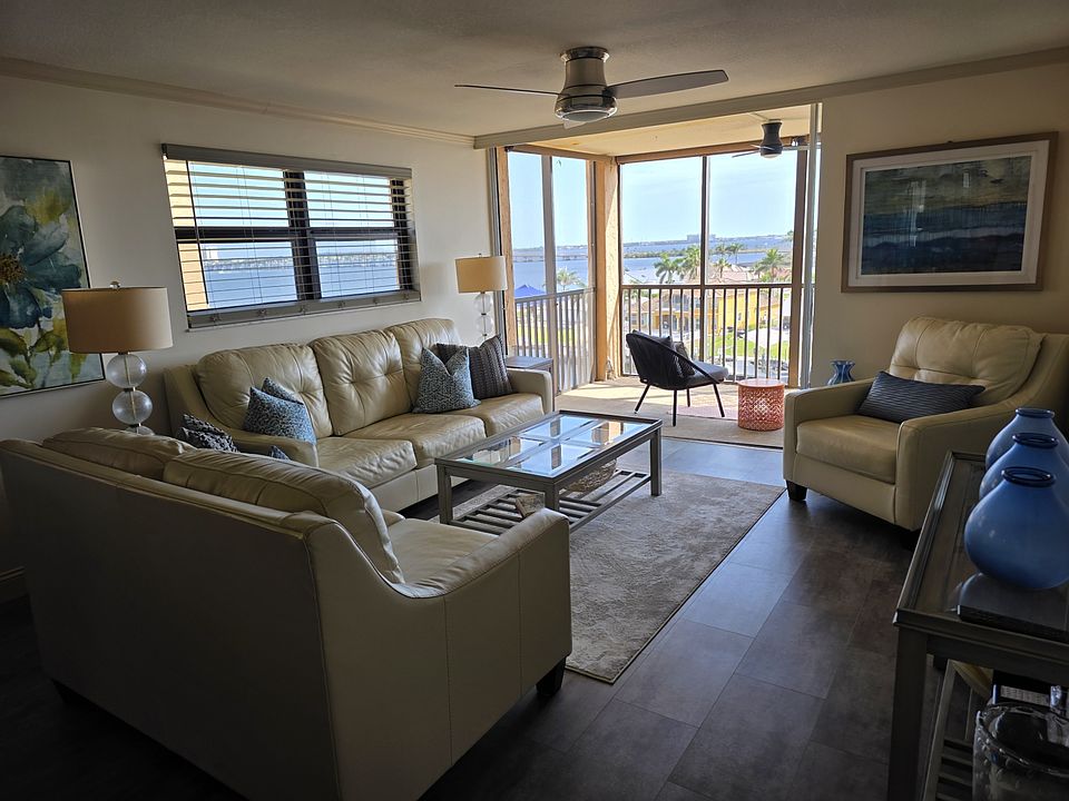 Living room and Lanai with 3 full panel open sliders