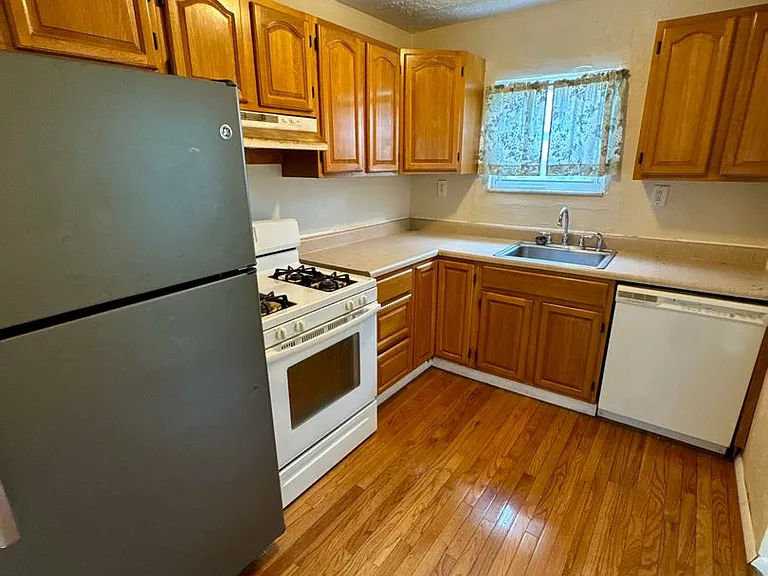215 Spencer Ave — Photo 6