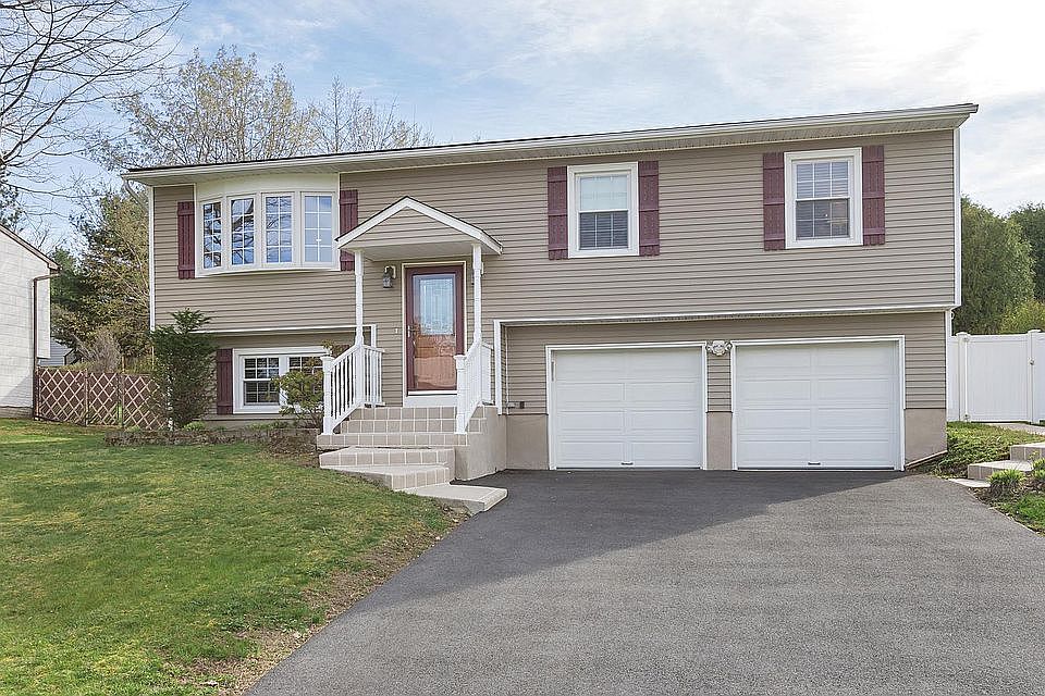 1st image of 22 Pearsall Dr