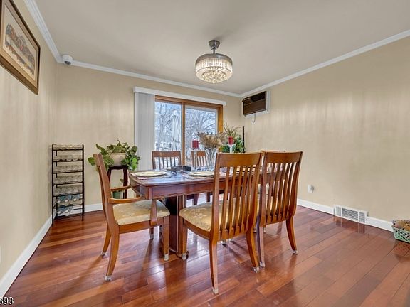 5th image of 321 Sherwood Rd