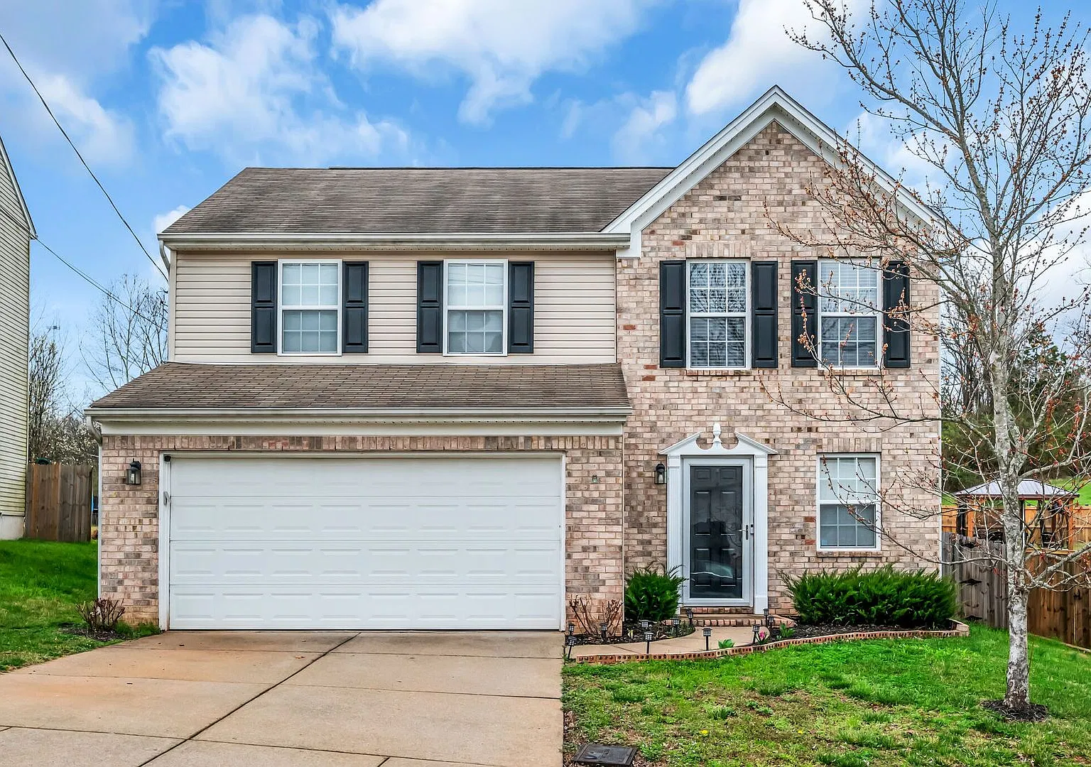 3 Bed 2.5 Bath, Single Family Home located on a quiet street! 1700 Sqft. — Photo 1