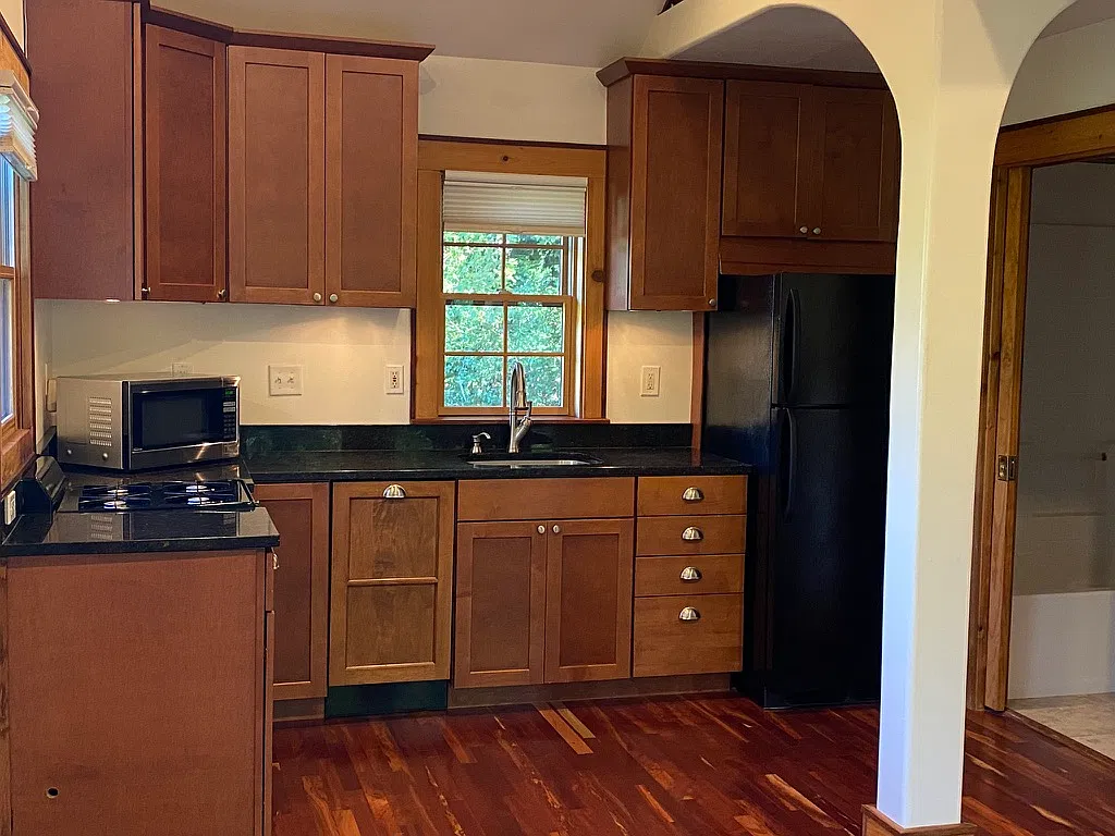32 1/2 Albemarle Pl — Photo 2