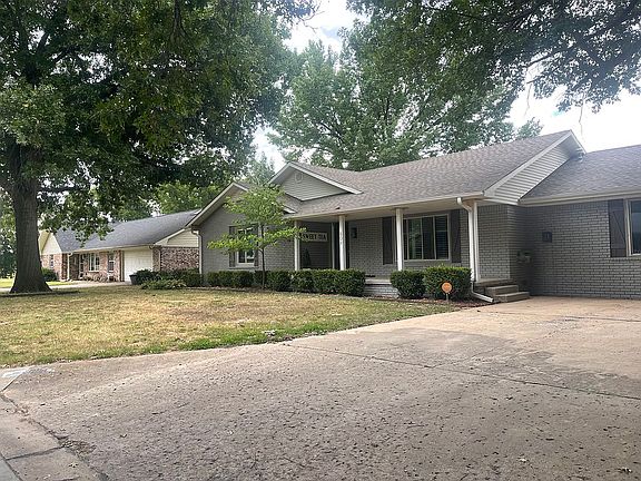 3rd image of 604 Bay Oaks Pl