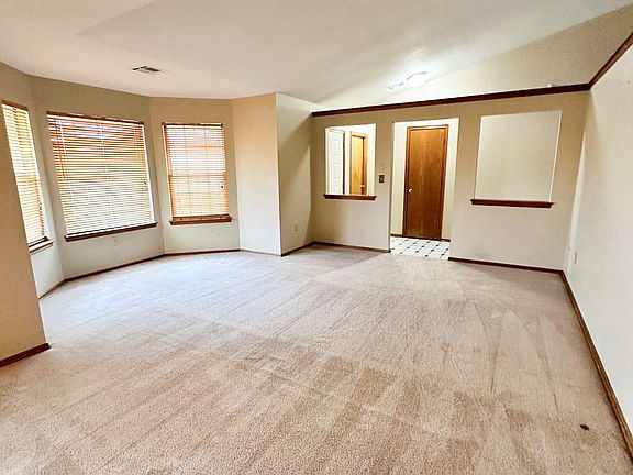 5th image of 4409 SW Parkway Dr