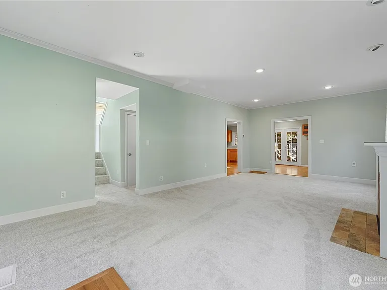 321 Craig St — Photo 3