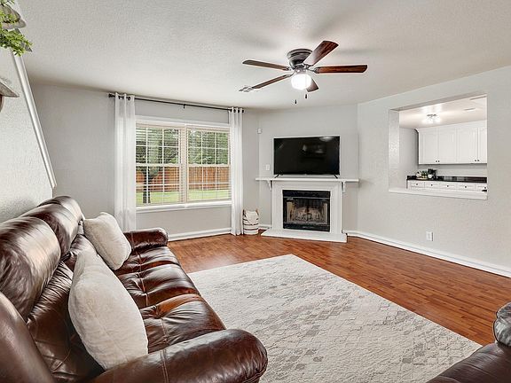 5th image of 335 Mistletoe Ln