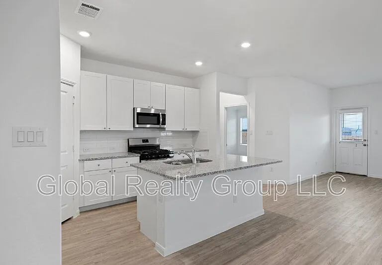 9105 Navarro Vis — Photo 5