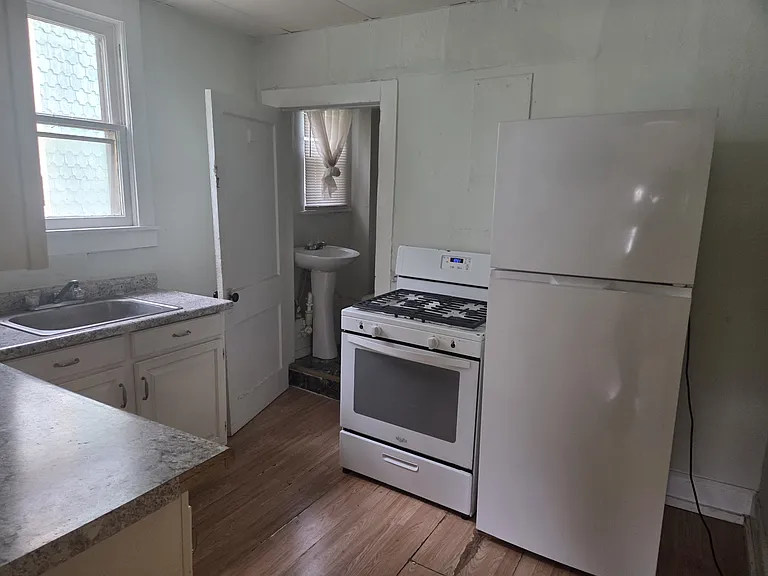 424 W 11th St #D — Photo 6