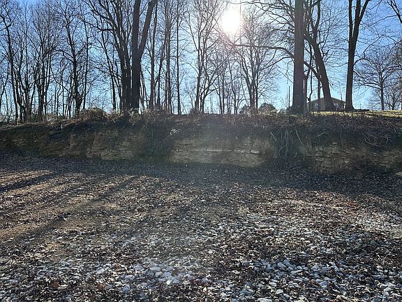 4th image of 1059 Hilltop Dr
