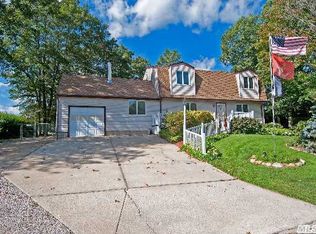 26 Oakland Ave, Miller Place, NY 11764