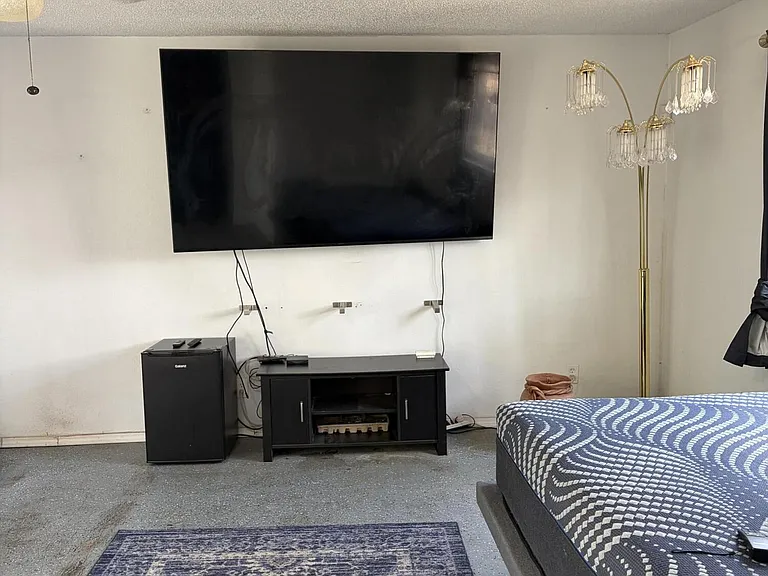 825 Palomas Dr SE — Photo 2