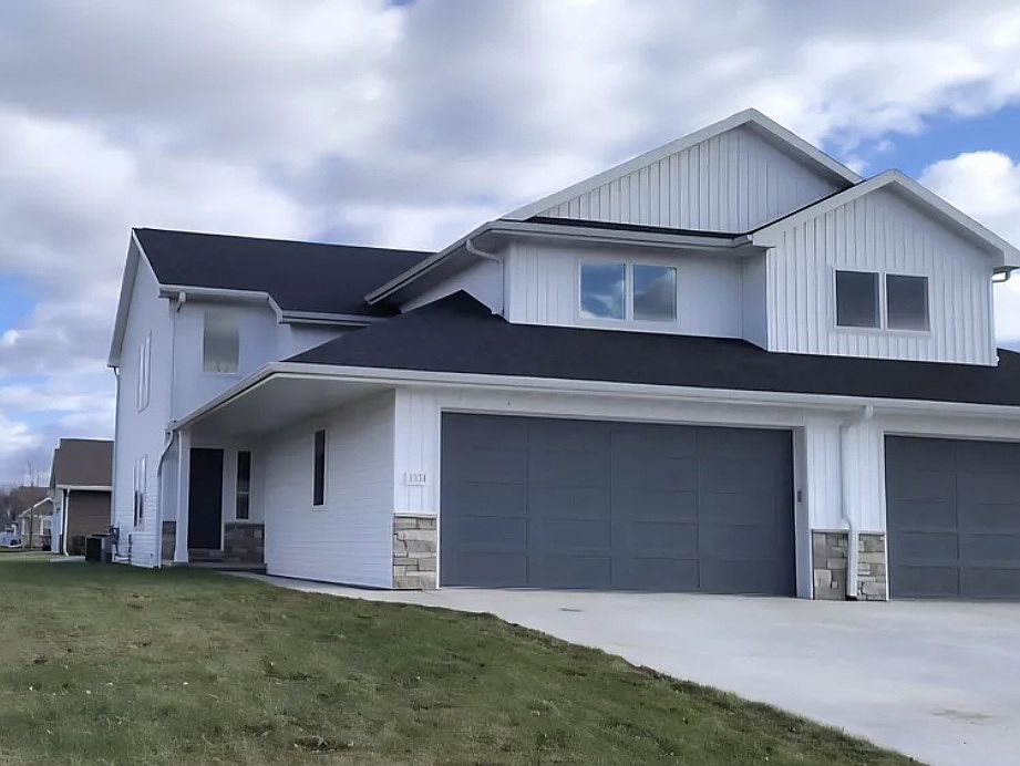 1st image of 1576 Pond View Dr #1576