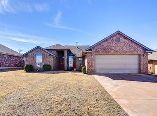 404 E Plantation Ter, Mustang, OK 73064