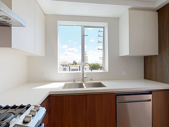 4th image of 1143 Glenville Dr #401