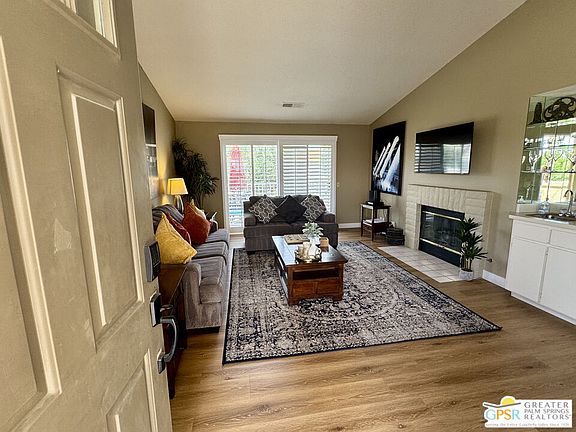 4th image of 696 Vista Lago Cir N