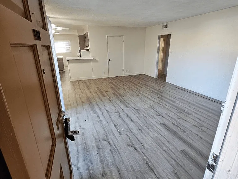 10327 Downey Ave — Photo 12