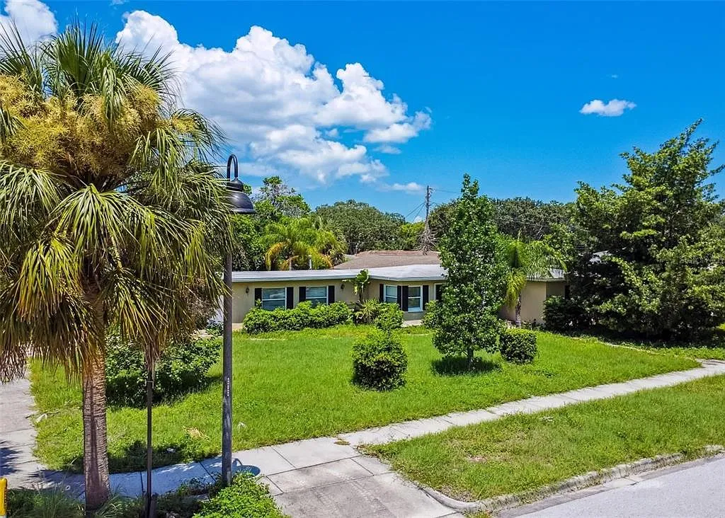 3 bed, 2.0 bath, 1983 sqft, $2,700 — Photo 1