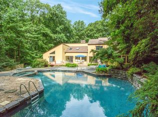 16 Lattingtown Ridge Ct, Locust Valley, NY 11560