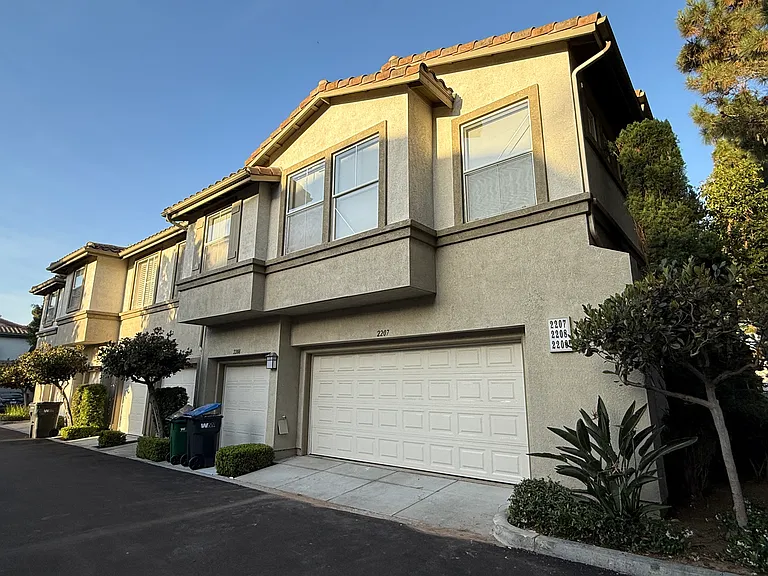 2207 Crescent Oak — Photo 1